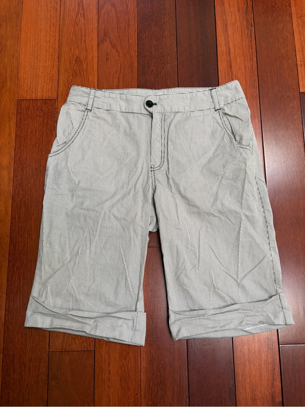 Snazzie Women’s Casual Bermuda Shorts in Light Gray Pinstripe ladies size 10.